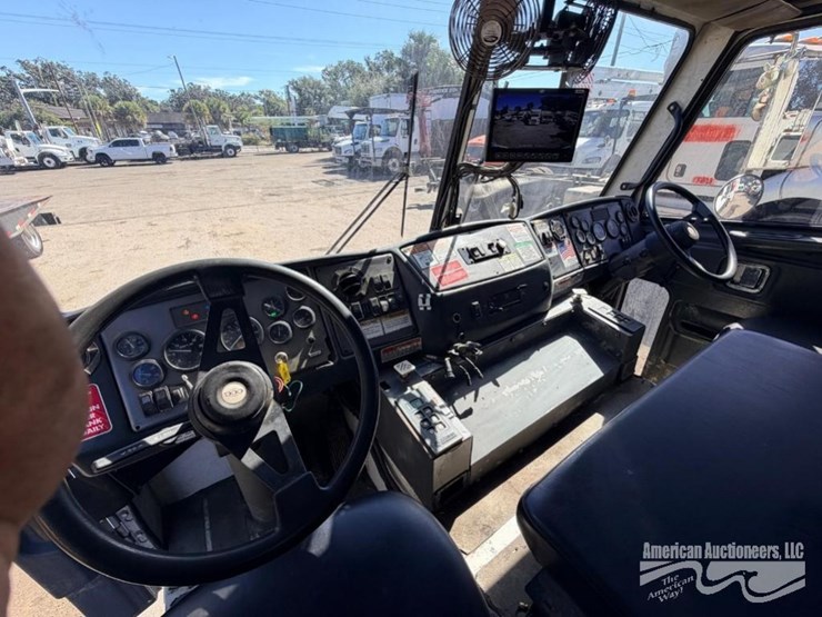 2013-crane-carrier-co.-garbage-truck-image-12