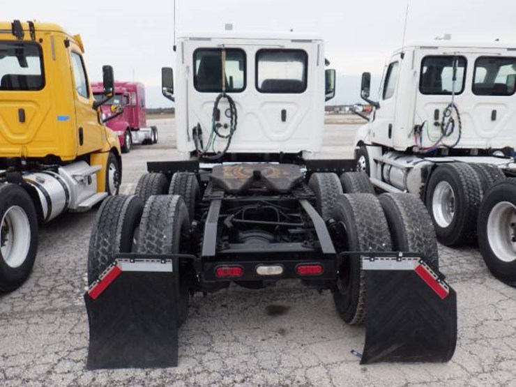 2020-freightliner-cascadia-126-image-8