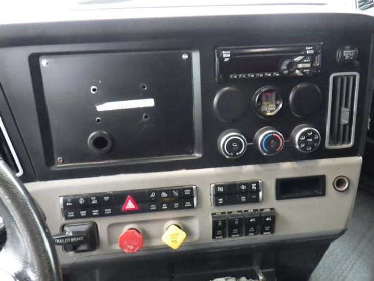 freightliner-cascadia-126-image-21