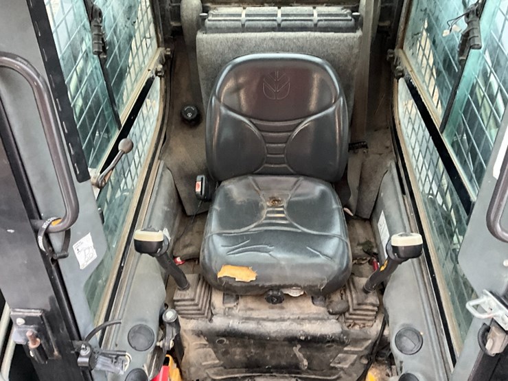 new-holland-l225-image-13