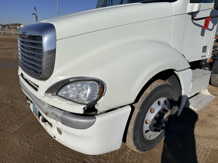 2007-freightliner-columbia-120-image-9