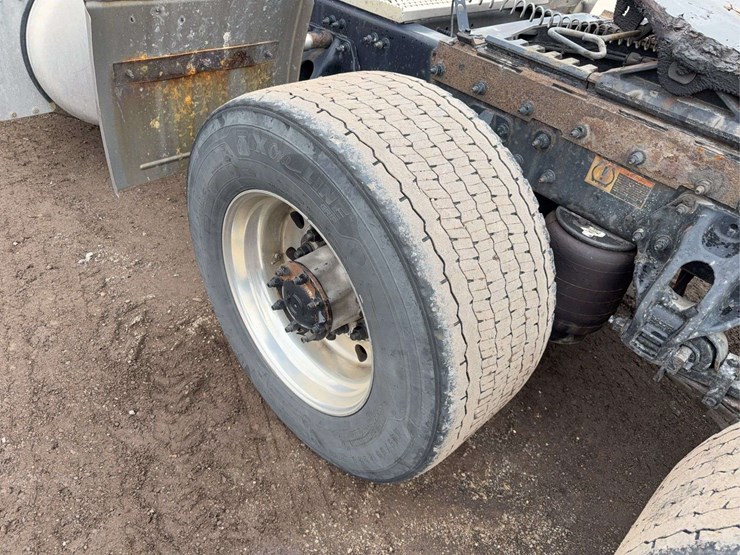 2019-peterbilt-579-image-9