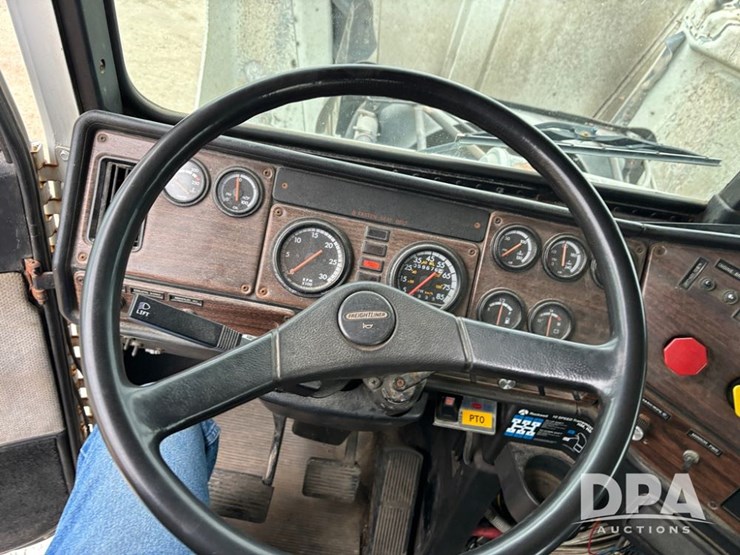 freightliner-fld112-image-80