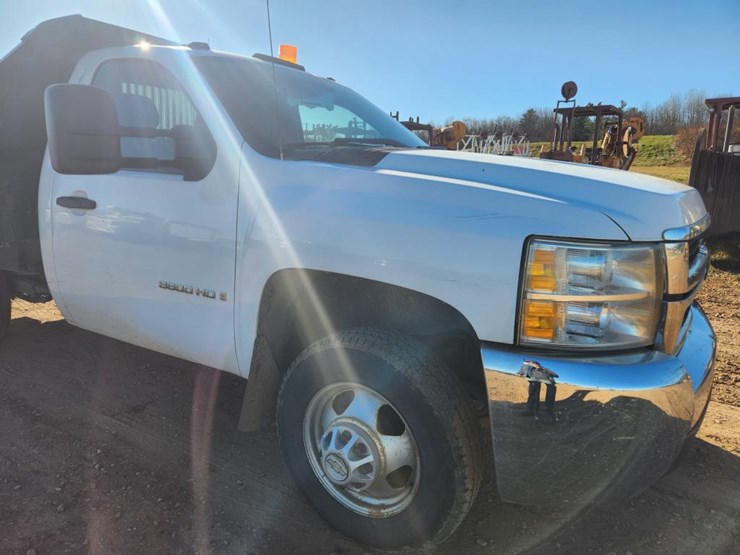 2009-chevrolet-3500-image-16