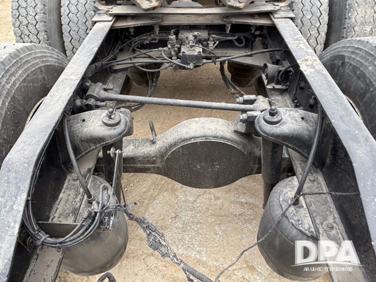 peterbilt-579-image-30