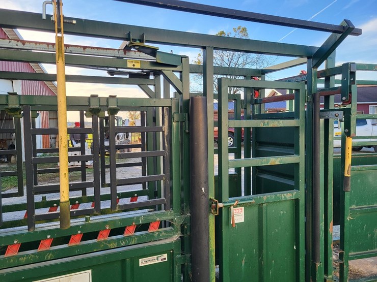 arrow-farmquip-8400-q-catch-cattle-squeeze-chute-w/alley-way---like-new-image-8