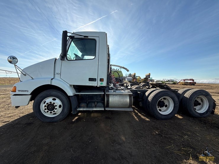 2001-volvo-vnm-semi-truck-image-2