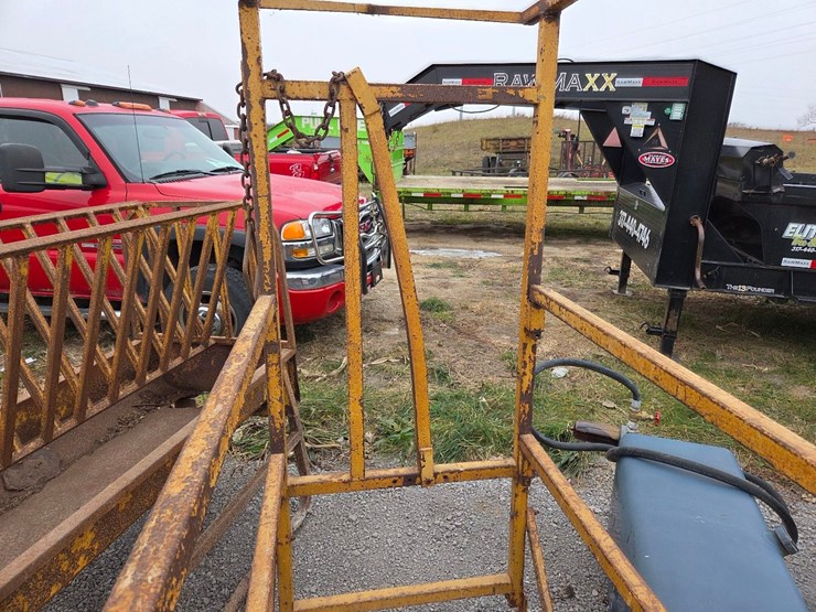 gold-bar-cattle-grooming-chute-image-3