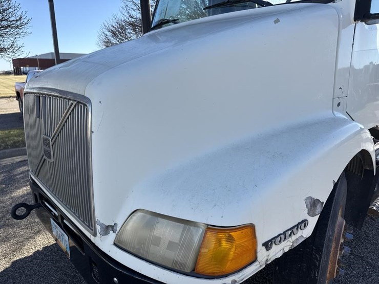 #1994-•-1999-volvo-day-cab-truck-tractor-image-11