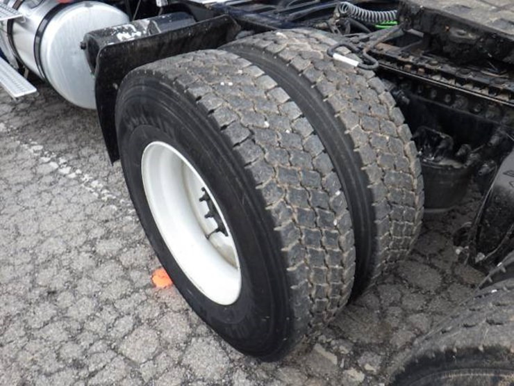 2020-freightliner-cascadia-126-image-16