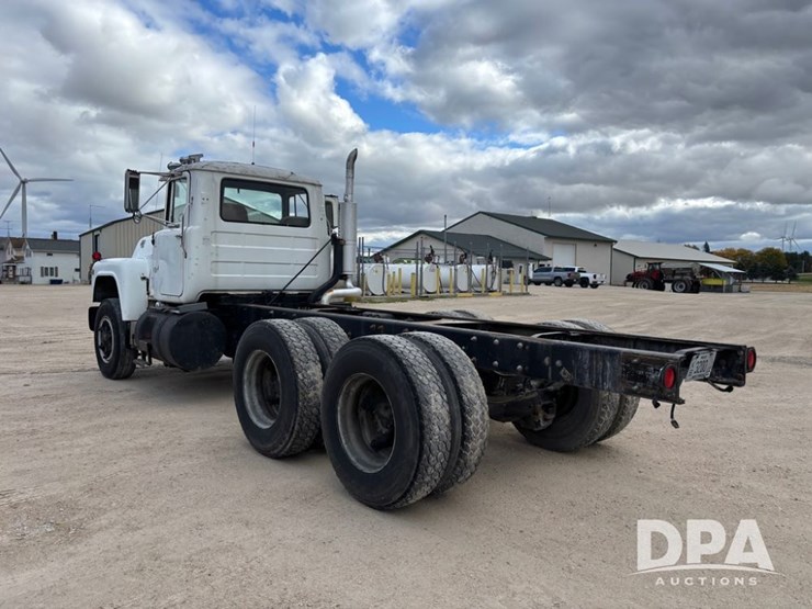 1985-mack-r686st-image-11