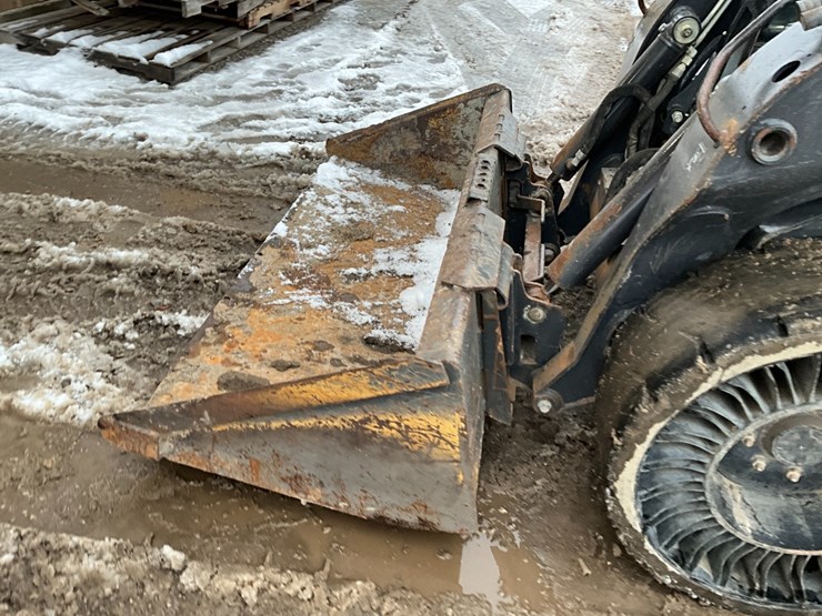 new-holland-l225-image-14