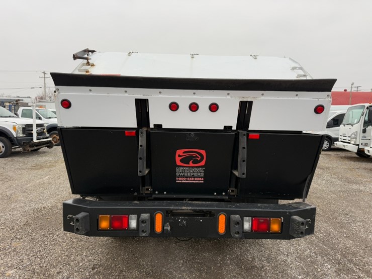 2023-isuzu-npr-image-4