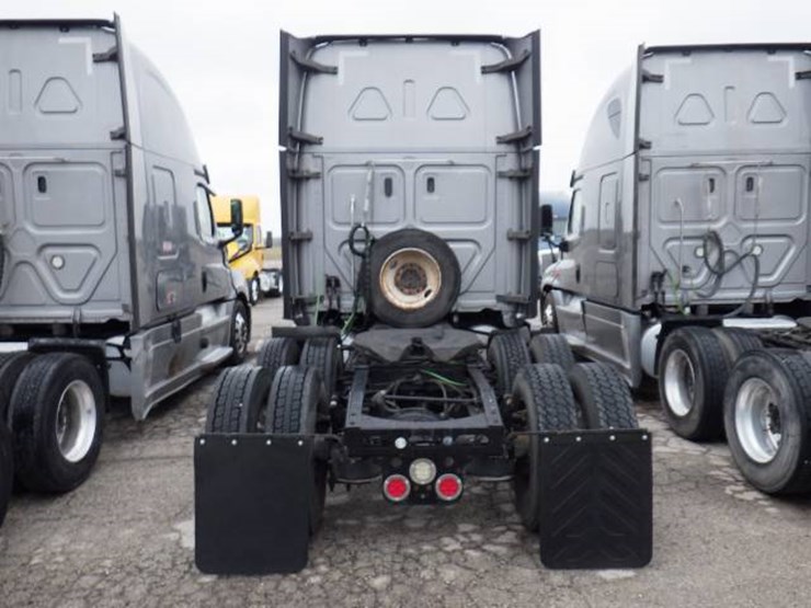 2019-freightliner-cascadia-126-image-13