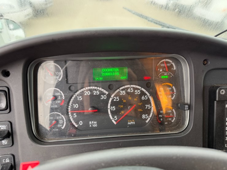 2018-freightliner-m2-106-image-19