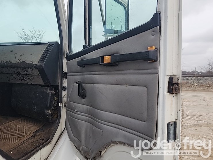 2001-freightliner-fl60-image-30