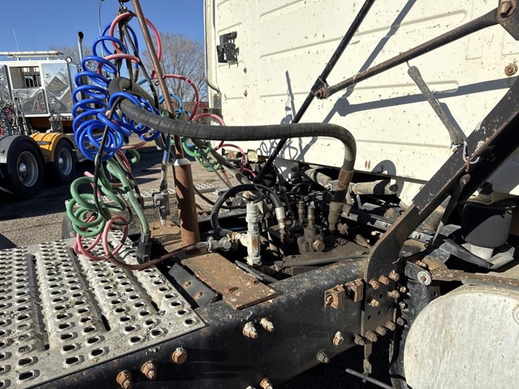 #1994-•-1999-volvo-day-cab-truck-tractor-image-34