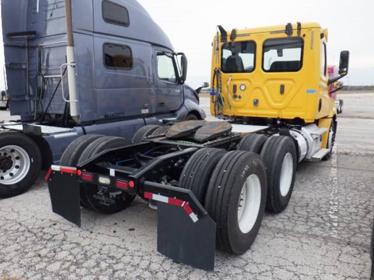 2020-freightliner-cascadia-126-image-8