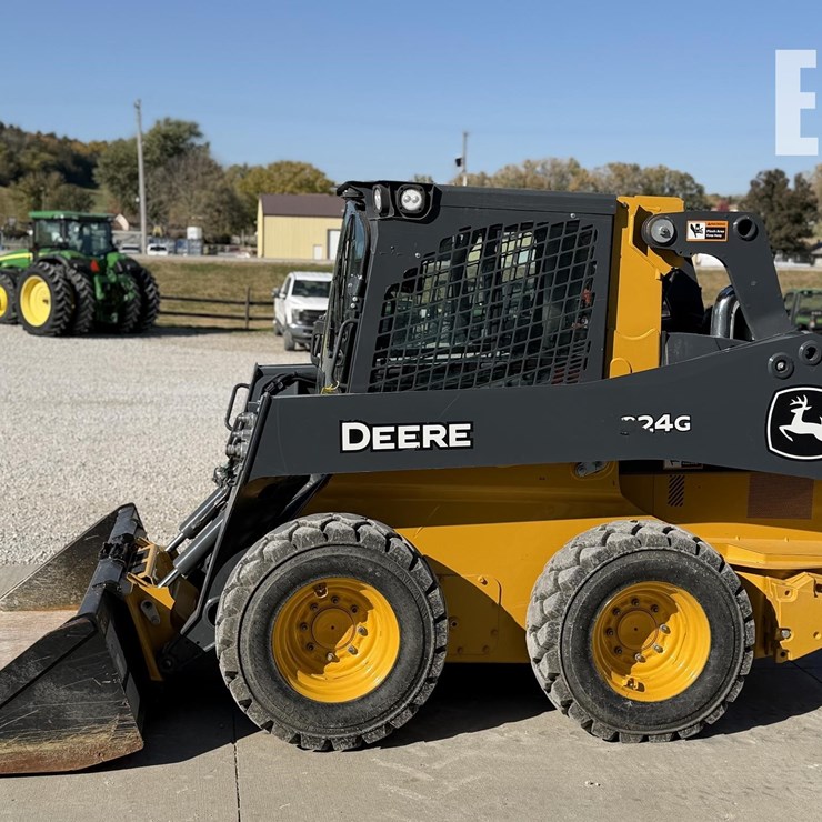 DEERE 324G