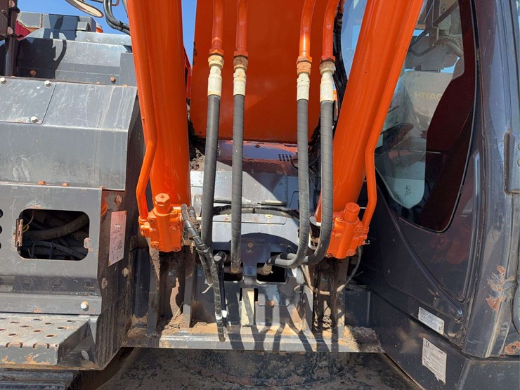 hitachi-225-excavator-image-34