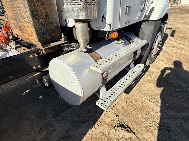 2007-freightliner-columbia-120-image-16