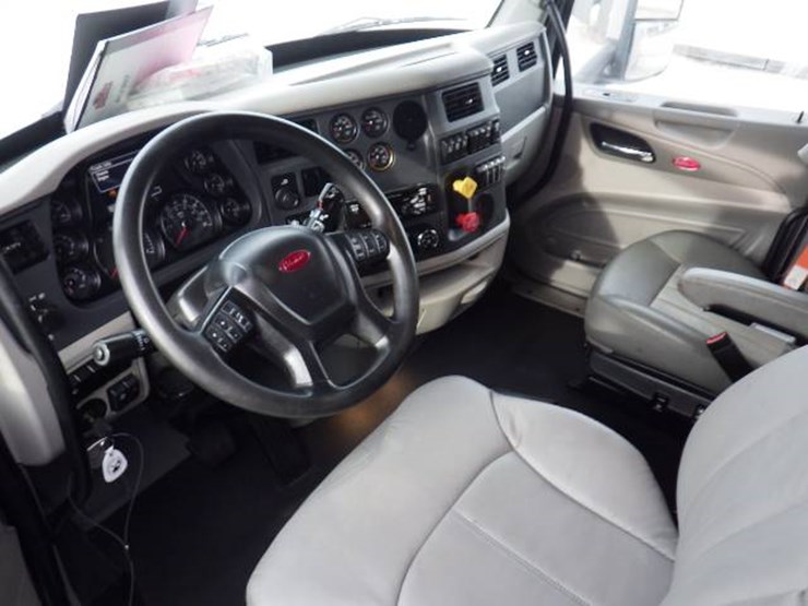 peterbilt-579-image-22