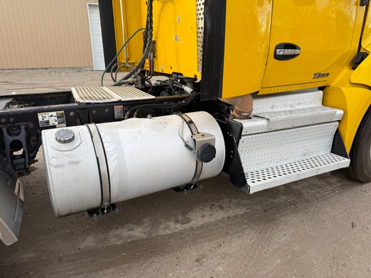 2019-kenworth-t880-image-15