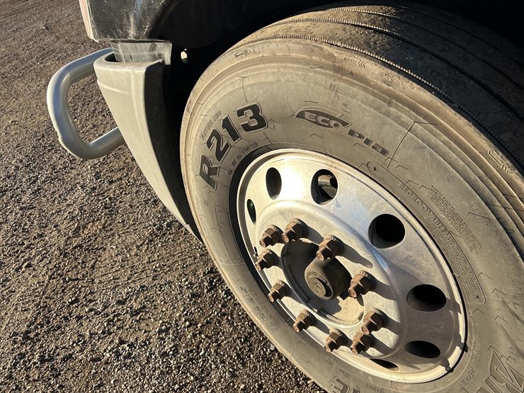 2012-freightliner-cascadia-125-image-14