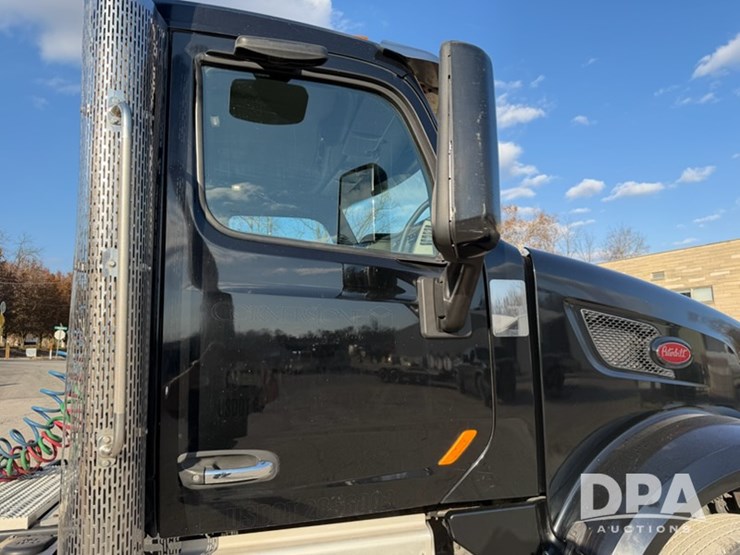 peterbilt-567-image-5