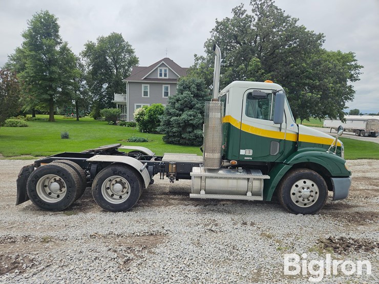 2009-freightliner-columbia-112-image-4