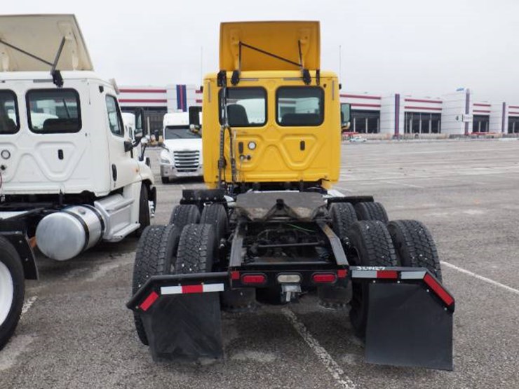2019-freightliner-cascadia-126-image-10