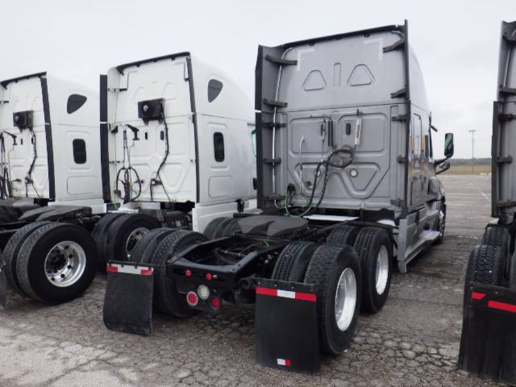 2019-freightliner-cascadia-126-image-14