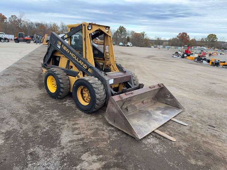 new-holland-l783-image-2