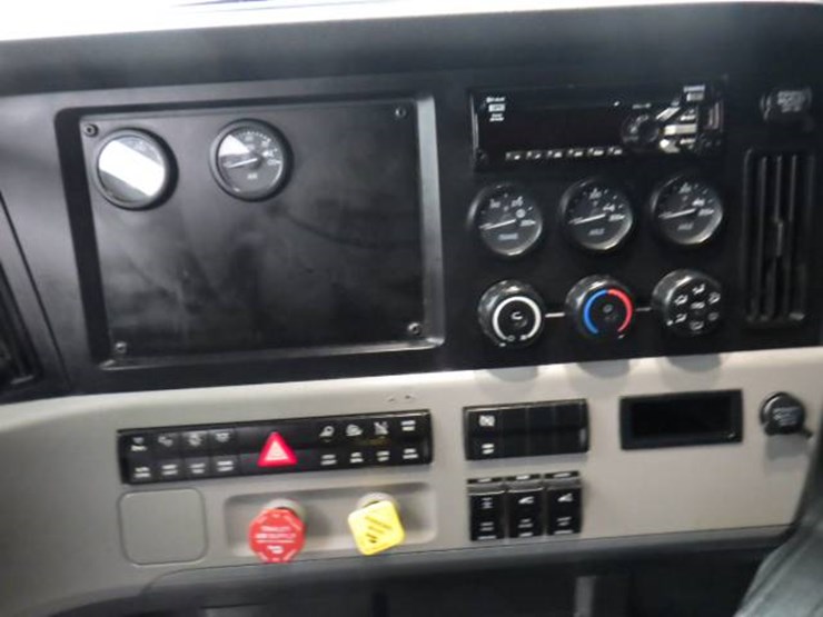 freightliner-cascadia-126-image-25