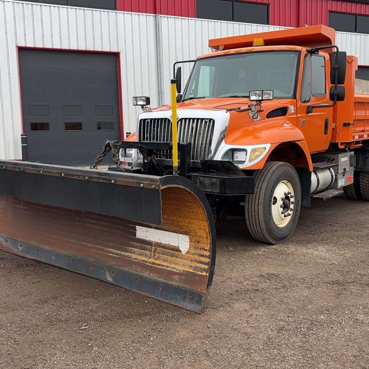 2004 INTERNATIONAL 7400