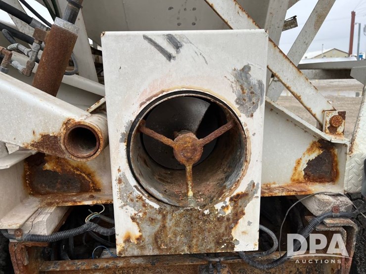 2001-peterbilt-330-image-31