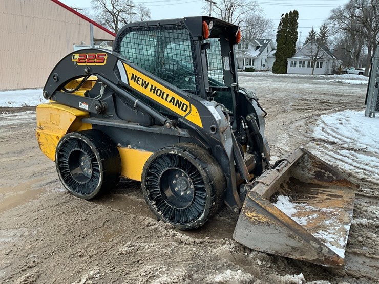 new-holland-l225-image-2