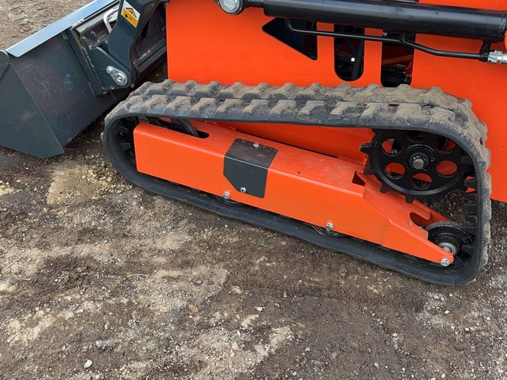 landhero-mini-stand-on-skid-loader-image-7