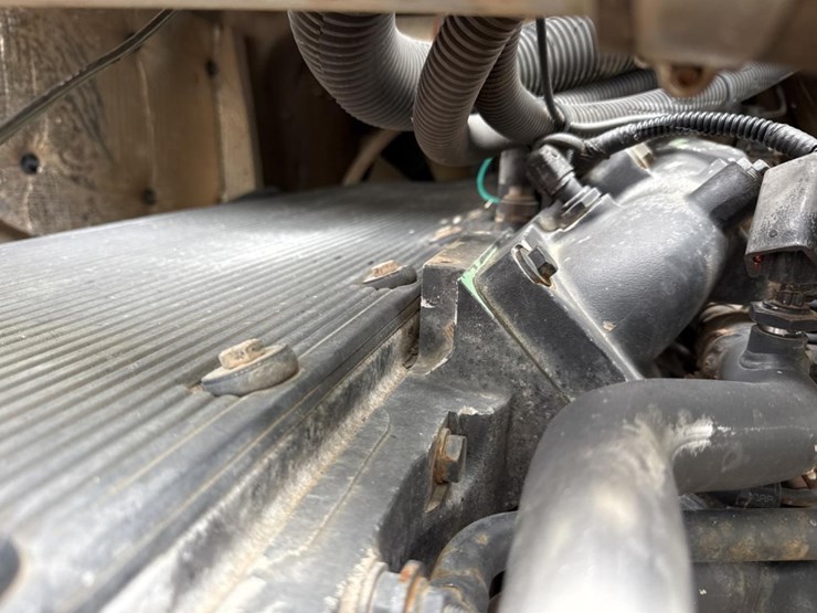 2005-peterbilt-320-image-24