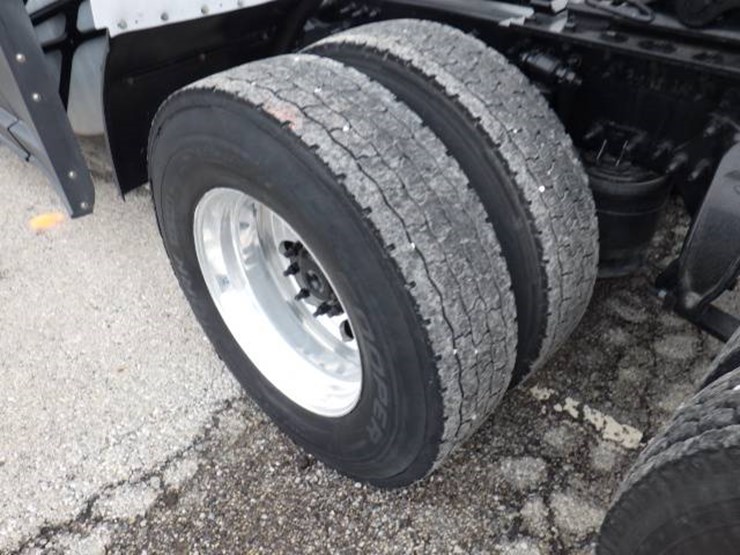 2022-freightliner-cascadia-126-image-18