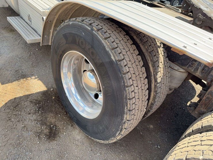 2003-peterbilt-379-image-7