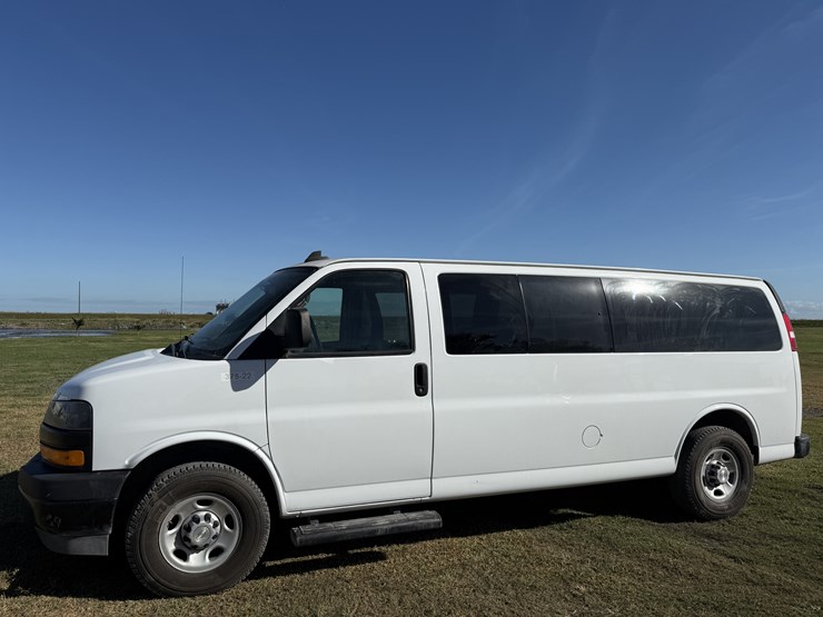 2022-chevrolet-express-image-1