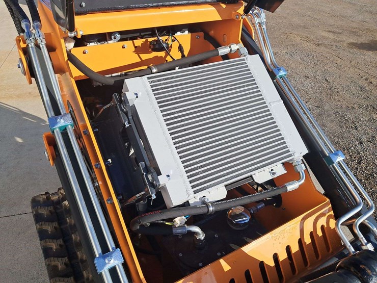 2025-landhero-mini-stand-on-skid-loader-image-13