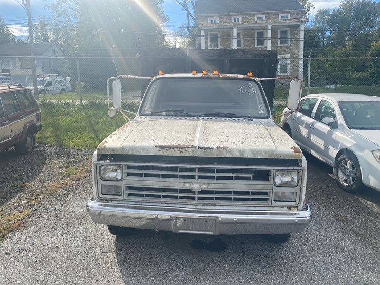 1988-chevrolet-custom-deluxe-30-image-2