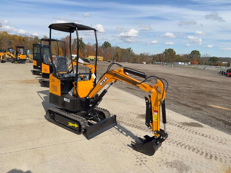 2025-miva-va13-mini-excavator-image-2