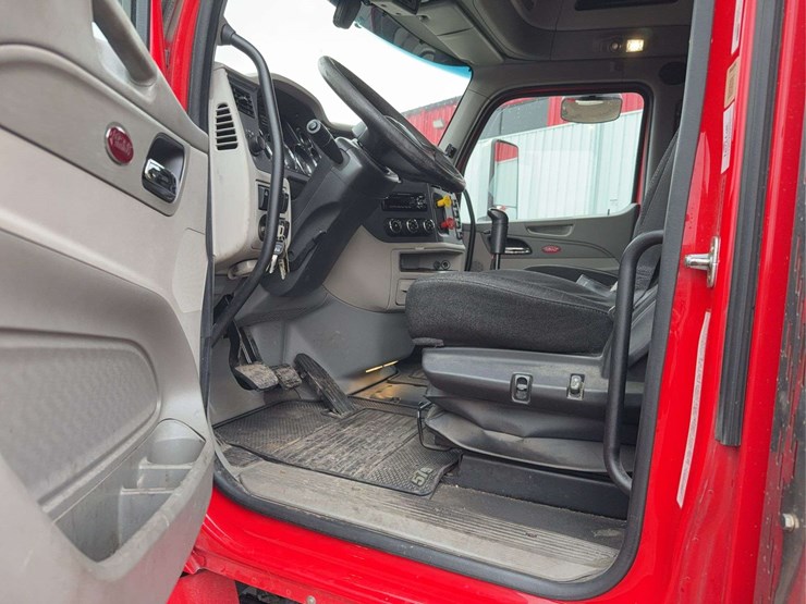 2019-peterbilt-579-image-45