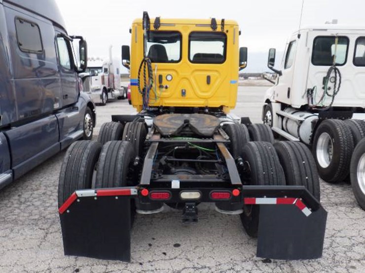 2020-freightliner-cascadia-126-image-9