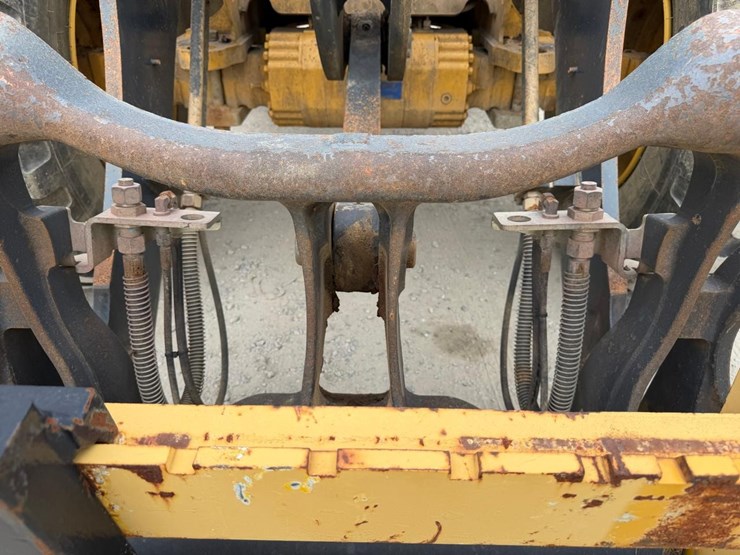 2020-deere-344l-image-11