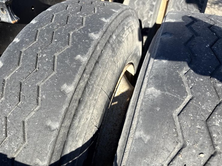 #1994-•-1999-volvo-day-cab-truck-tractor-image-69