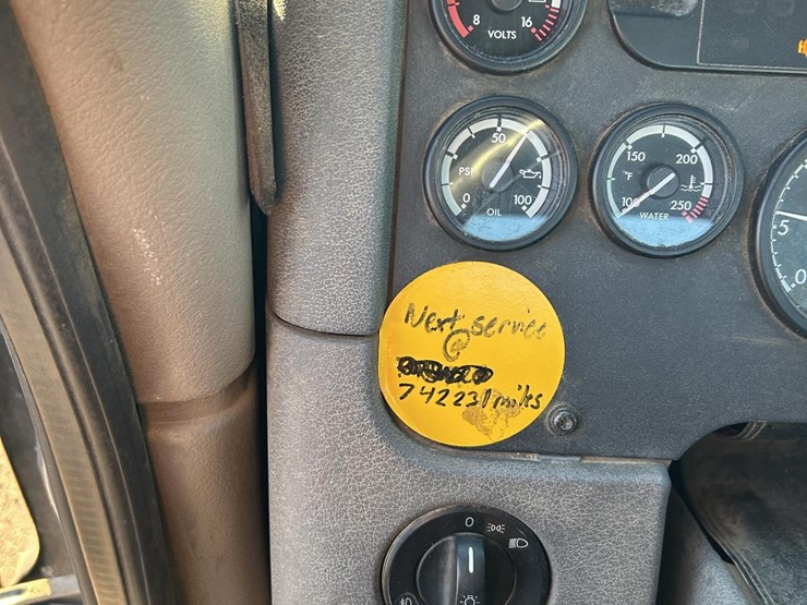 2012-freightliner-cascadia-125-image-27